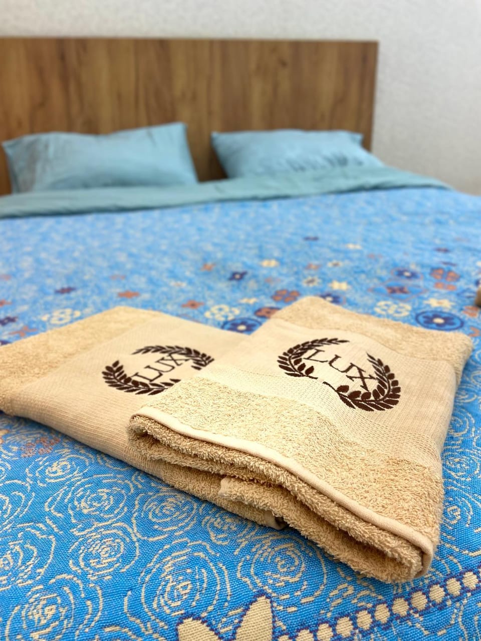 Bed, towels