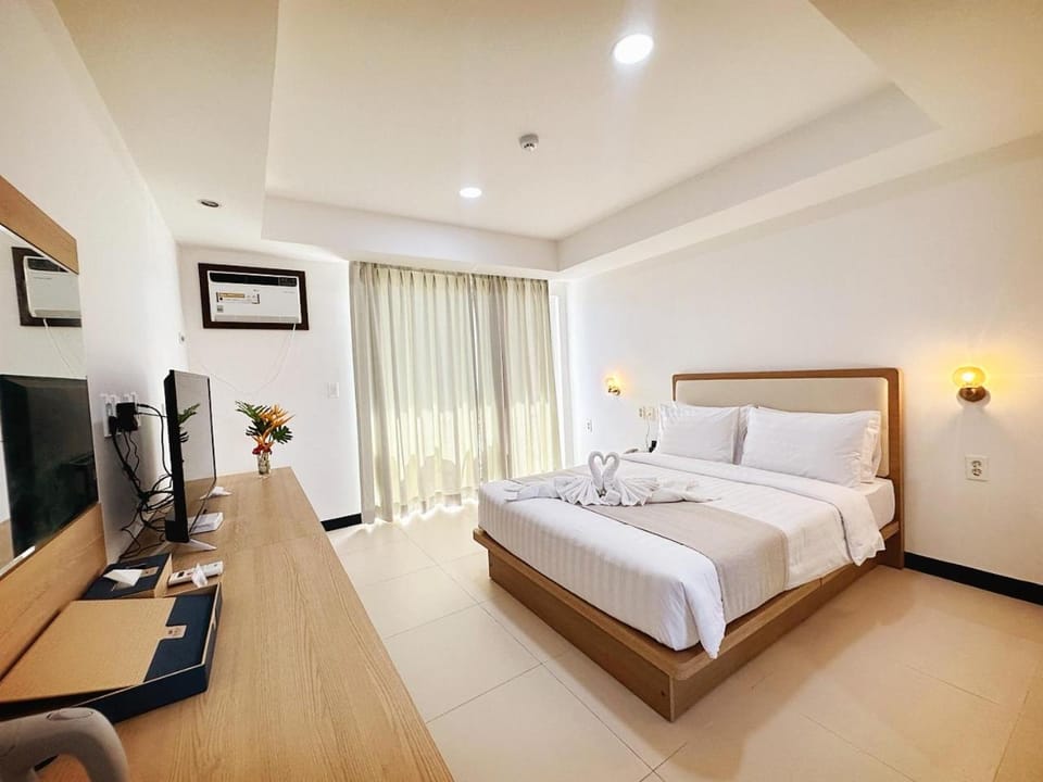 Bed, Photo of the whole room, Bedroom, Guests, safe, towels