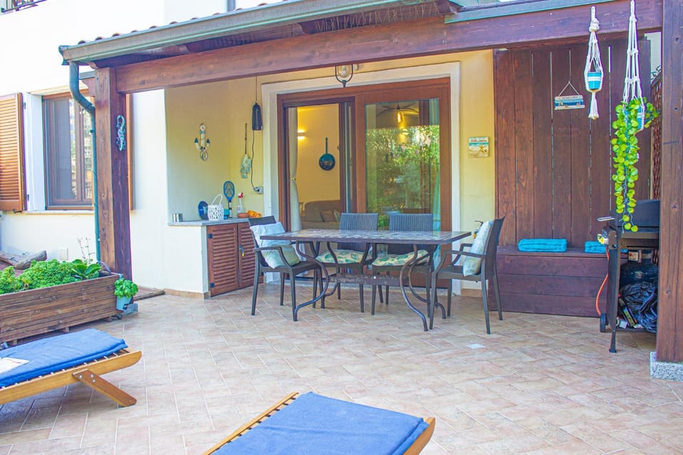 Patio, Day, Dining area