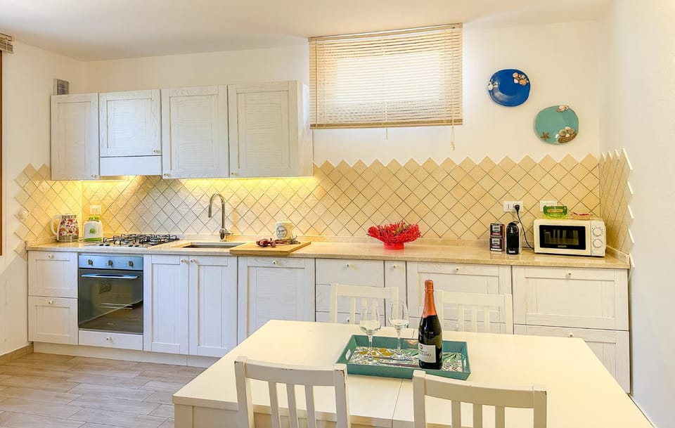 Kitchen or kitchenette, Food and drinks, Dining area, stove