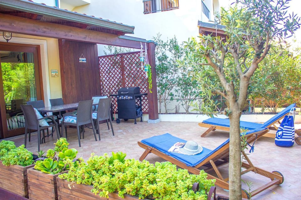 Patio, Dining area, Garden view, sunbed