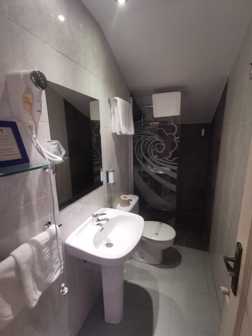 Shower, Toilet, Bathroom, bidet, towels