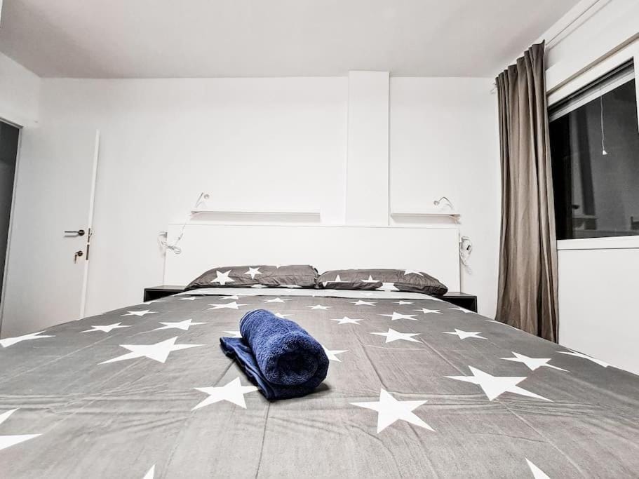 Bedroom, towels