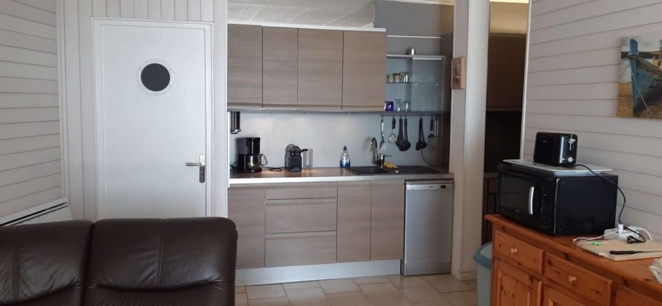 AS22244- P4 Vue Mer, sur la plage à 2 pas du Centre Ville avec parking privé Apartment in Le Grau-du-Roi