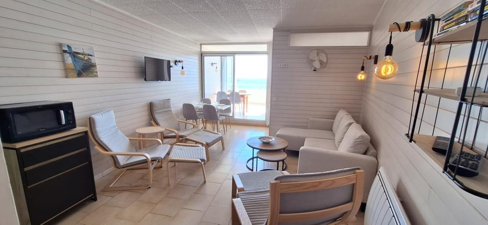 AS22244- P4 Vue Mer, sur la plage à 2 pas du Centre Ville avec parking privé Apartment in Le Grau-du-Roi