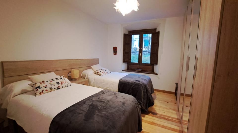 Photo of the whole room, Bedroom