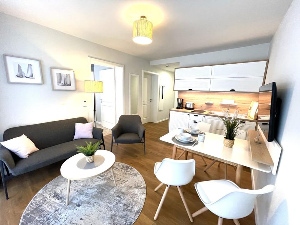 Coffee/tea facilities, Kitchen or kitchenette, Living room, Dining area