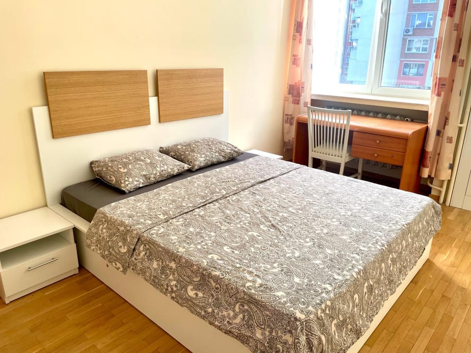 Bed, Photo of the whole room, Bedroom, hair dresser, internet