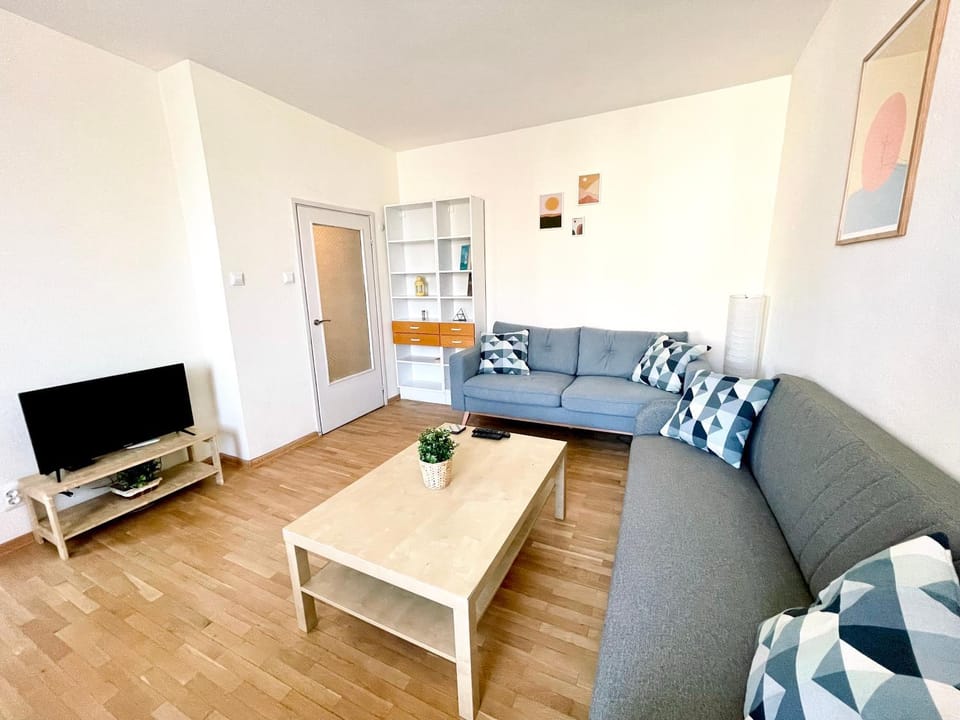 Communal lounge/ TV room, TV and multimedia, Living room, Seating area, Evening entertainment