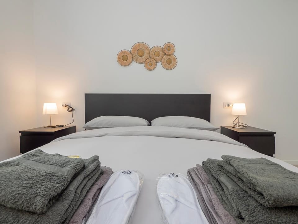 Bed, Bedroom, towels