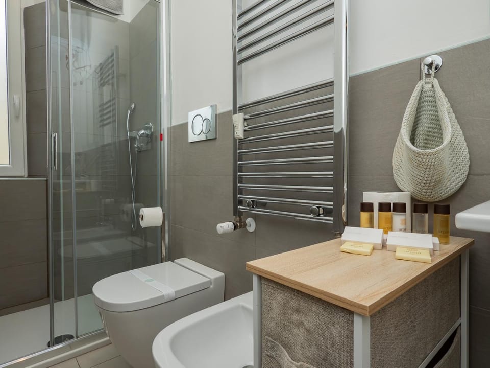Shower, Toilet, Bathroom, bidet, towels