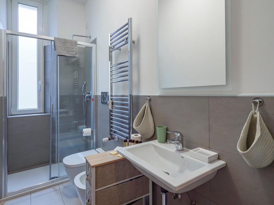 Shower, Toilet, Bathroom, towels