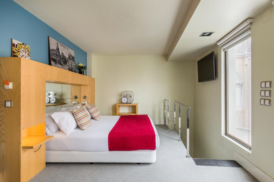 Bed, TV and multimedia, Bedroom