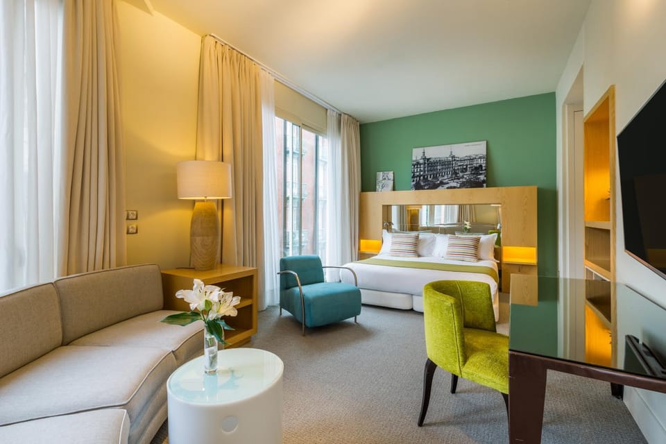 Bed, TV and multimedia, Photo of the whole room, Bedroom