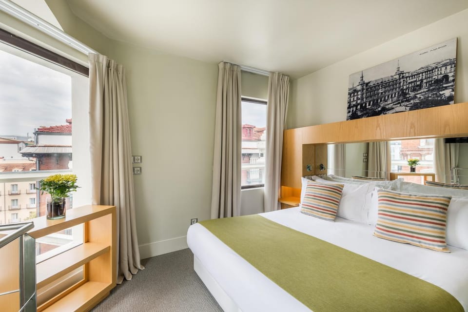 Bed, View (from property/room), Bedroom, City view