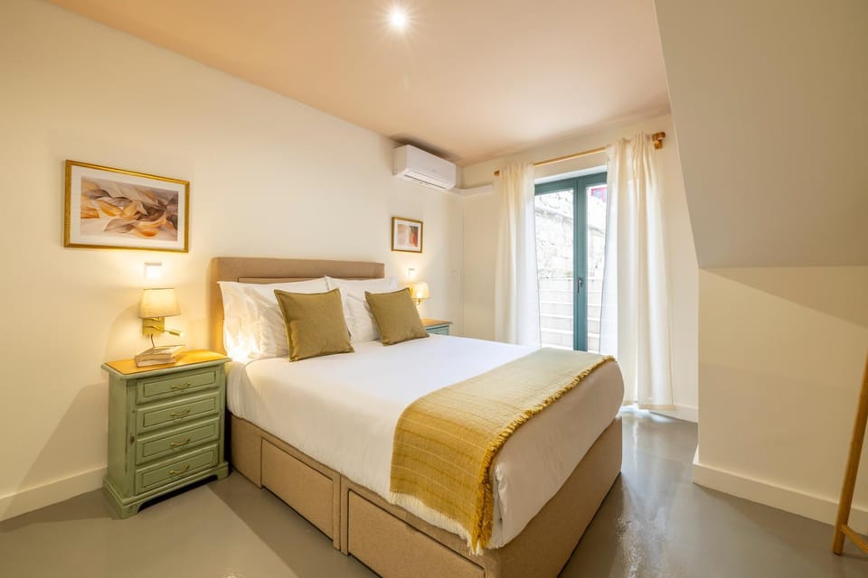 Bed, Bedroom, air conditioner