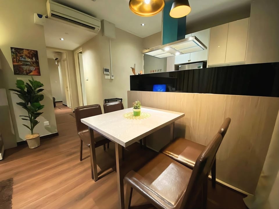 Photo of the whole room, Dining area