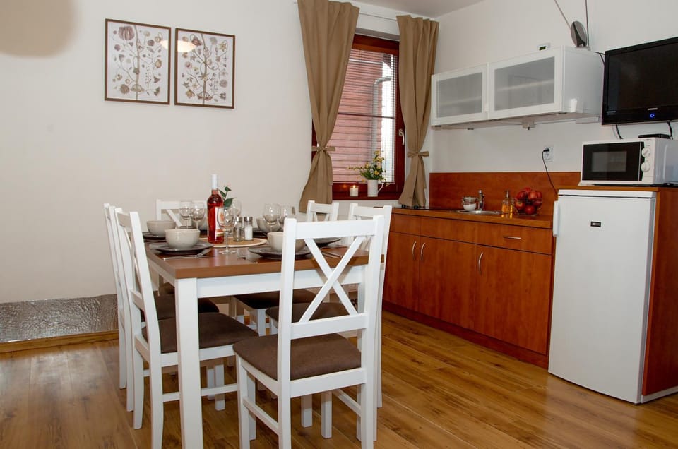 Kitchen or kitchenette, Dining area, minibar, stove