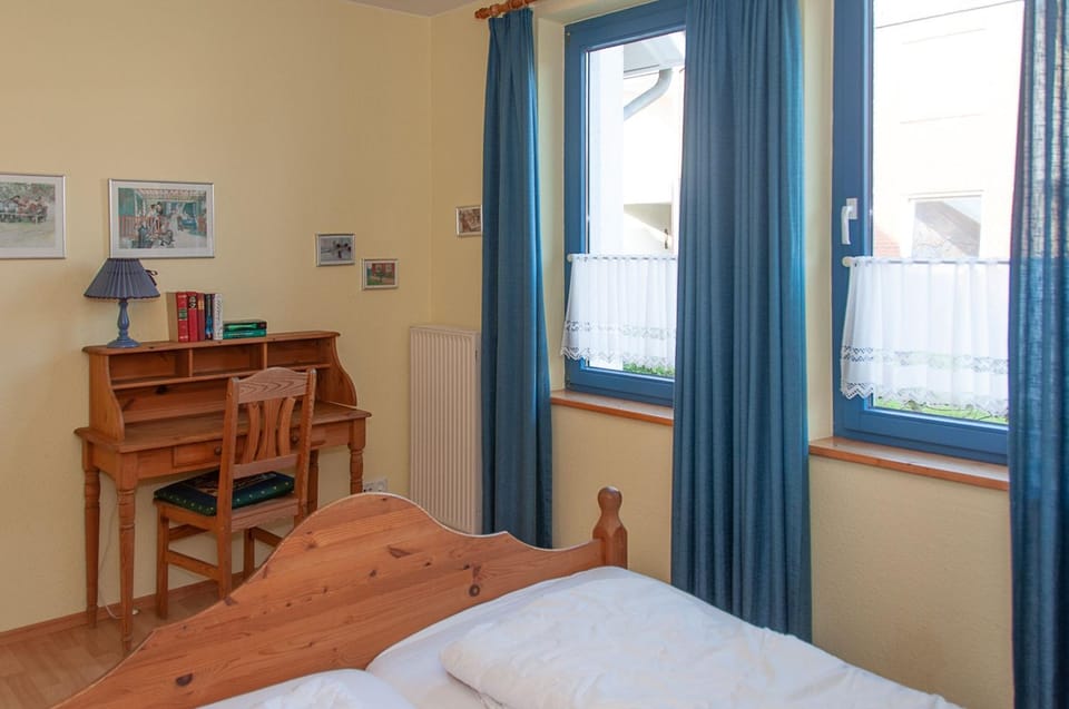 Photo of the whole room, Bedroom, hair dresser