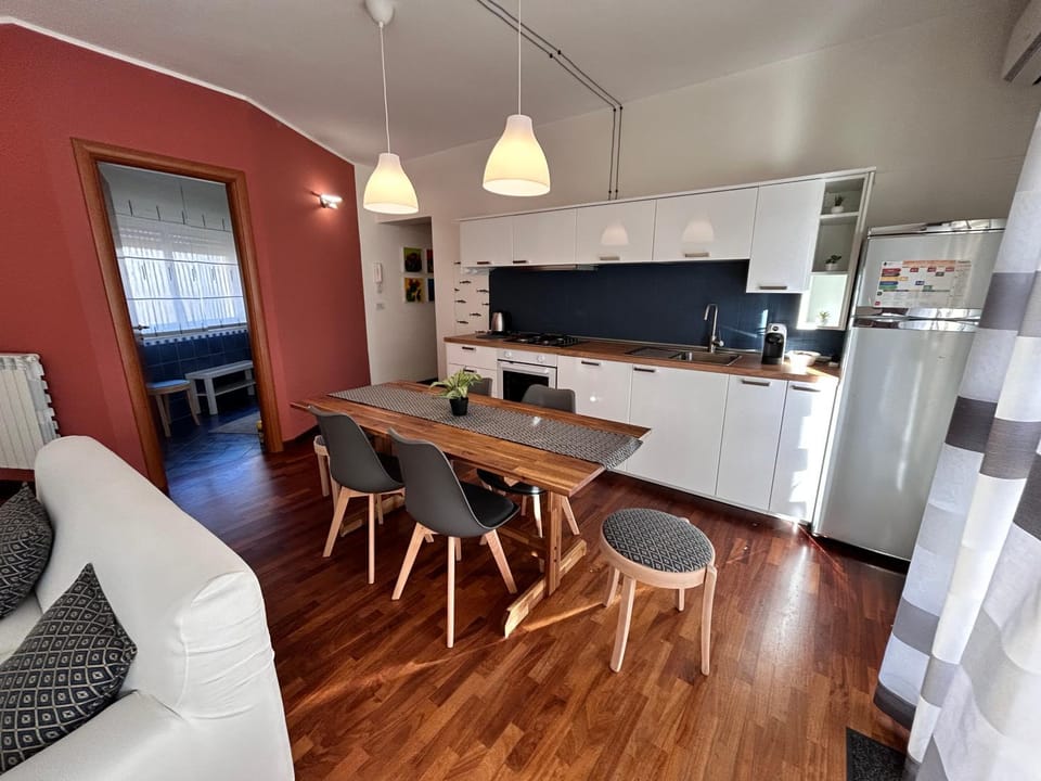 Dining area, pet friendly, stove