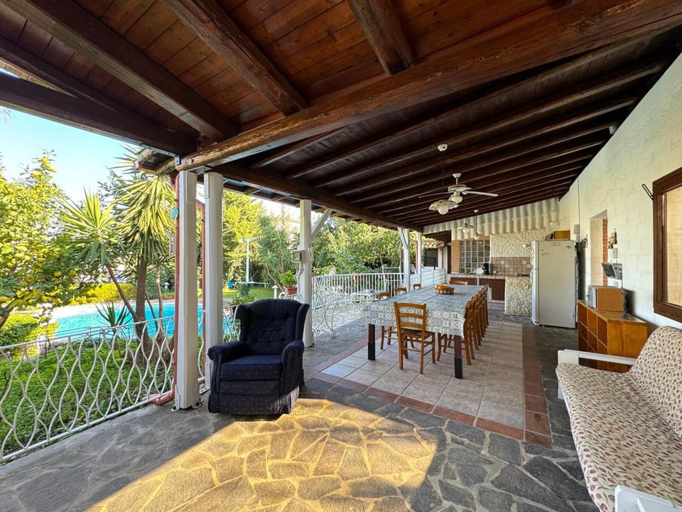 Patio, Dining area, Garden view