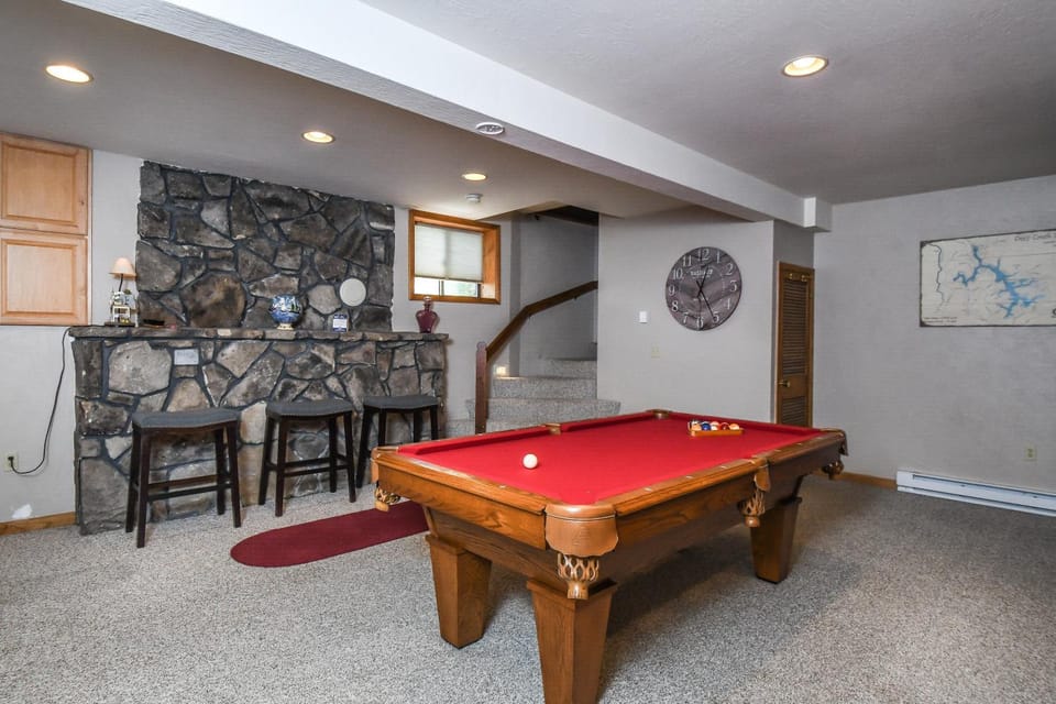 Billiard, Game Room, Seating area, fireplace
