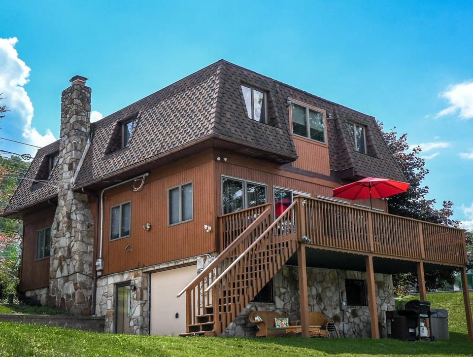 Property building, Patio, Facade/entrance, Natural landscape, BBQ facilities, Garden, Balcony/Terrace, fireplace