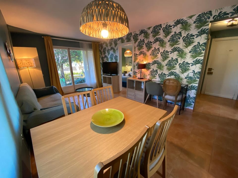 TV and multimedia, Living room, Seating area, Dining area