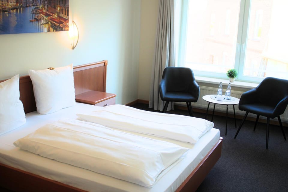 Bed, Photo of the whole room, Seating area, Bedroom