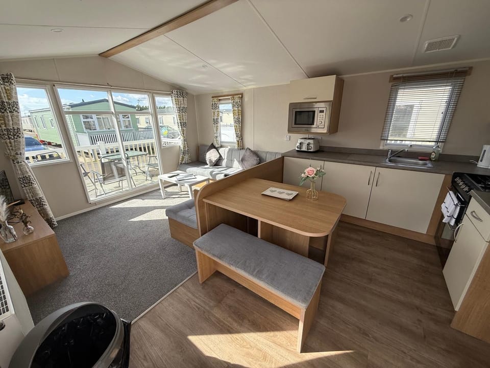 Palm Grove 181- Golden Palm - Pet friendly, WiFi, central heating, bed linen - Meadow Lakes Caravan & Lodge Hire Apartment in Chapel Saint Leonards