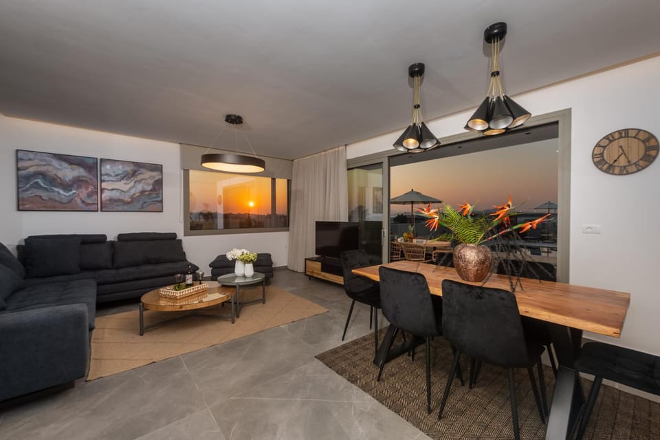 Communal lounge/ TV room, TV and multimedia, Living room, Seating area, Dining area