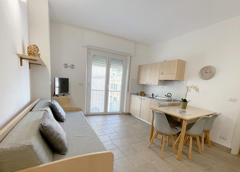 TV and multimedia, Kitchen or kitchenette, Living room, Decorative detail, Seating area