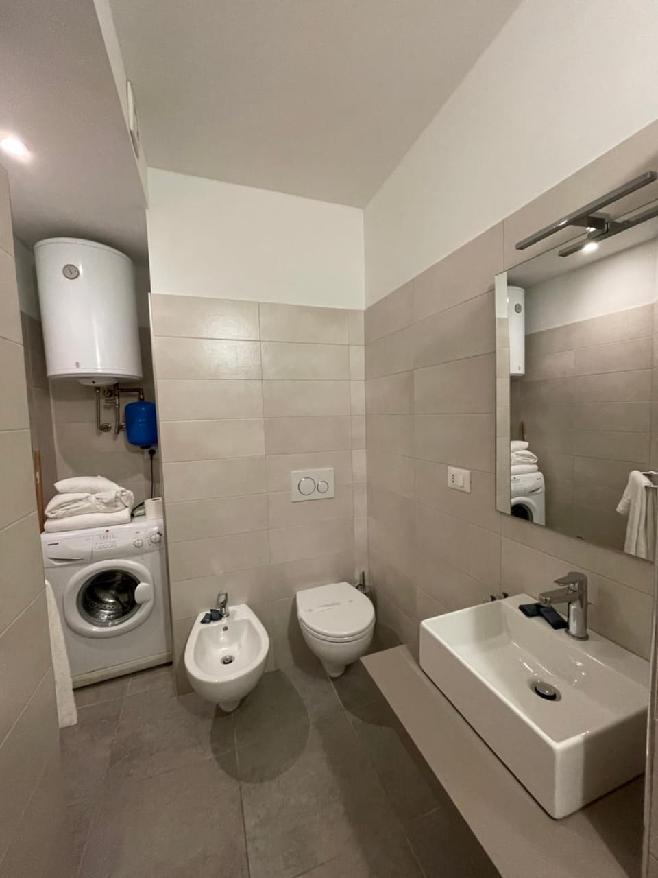 Shower, Toilet, Bathroom, bidet, heating, towels, washing machine