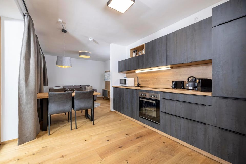 Coffee/tea facilities, Kitchen or kitchenette, Dining area, oven, stove