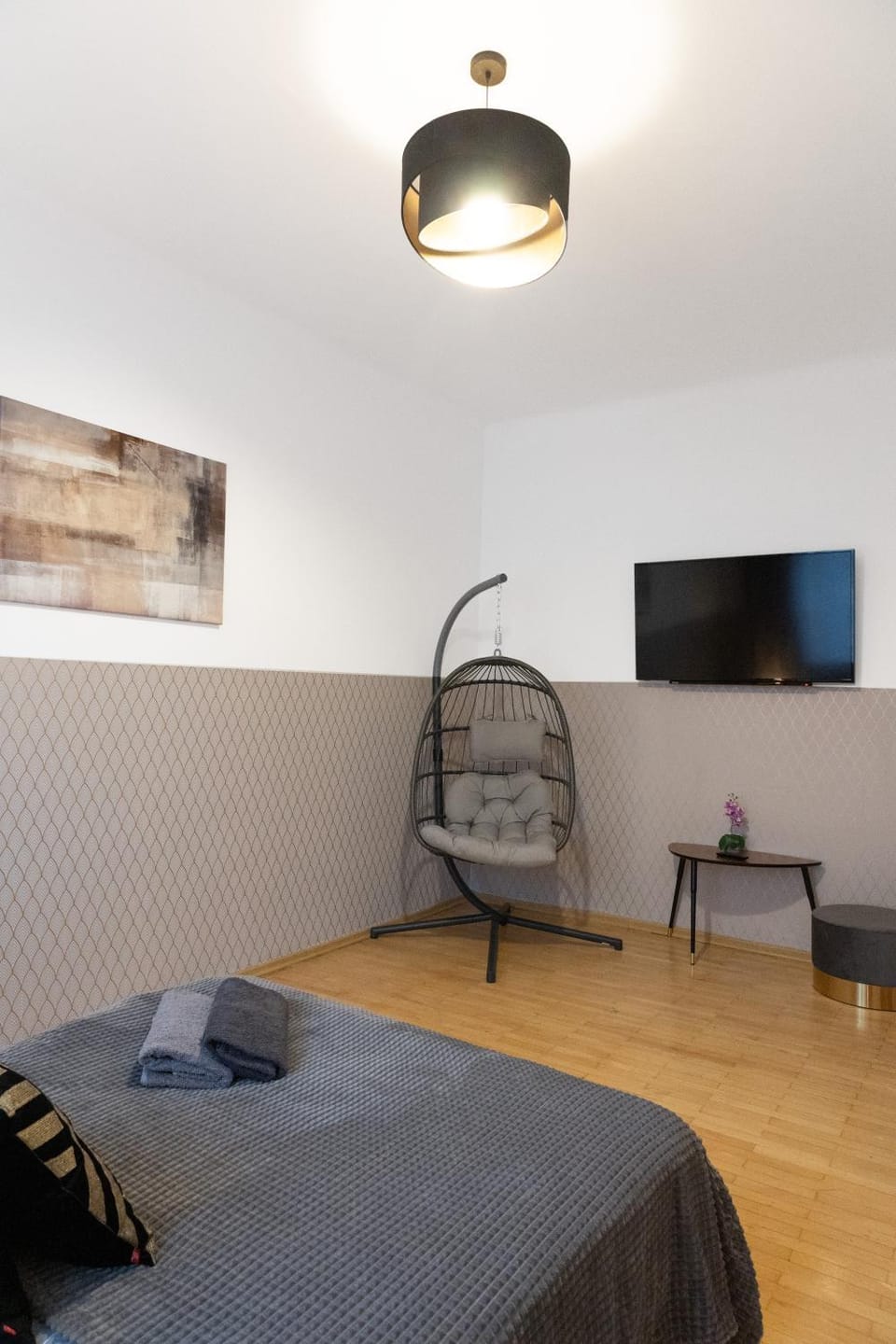 Bed, TV and multimedia, Photo of the whole room, Bedroom