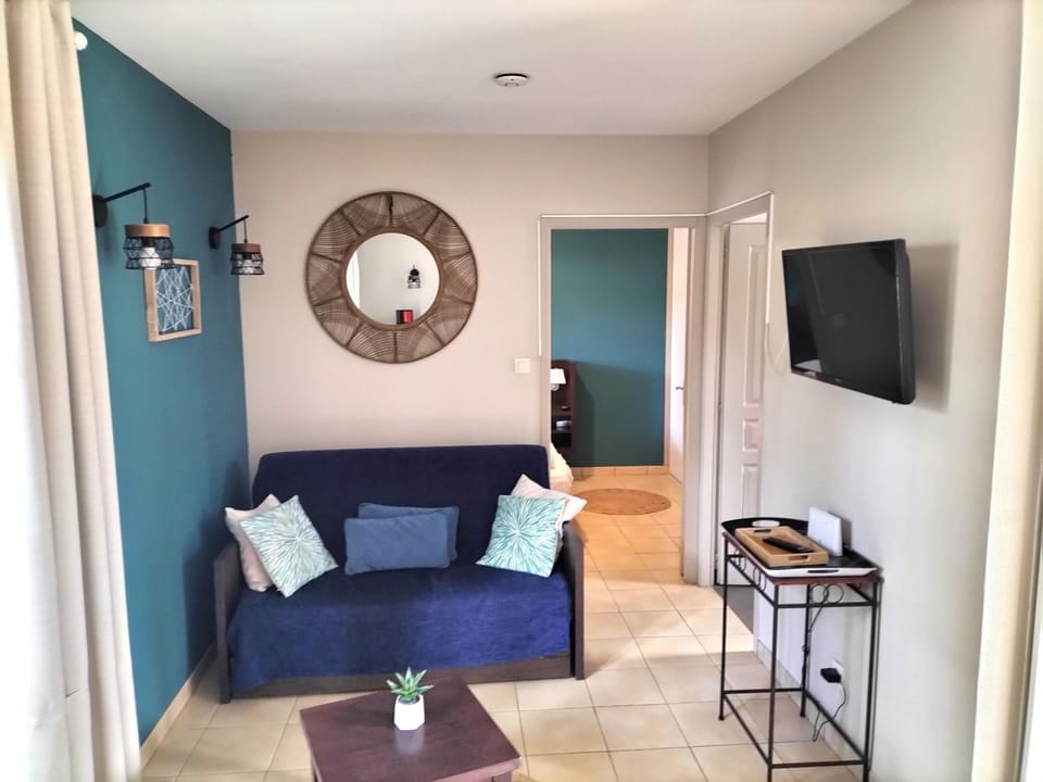 Bed, TV and multimedia, Living room, internet