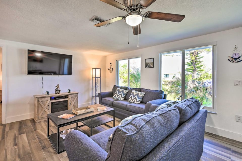 Englewood Escape w/ Screened-In Pool & Grill! House in Englewood
