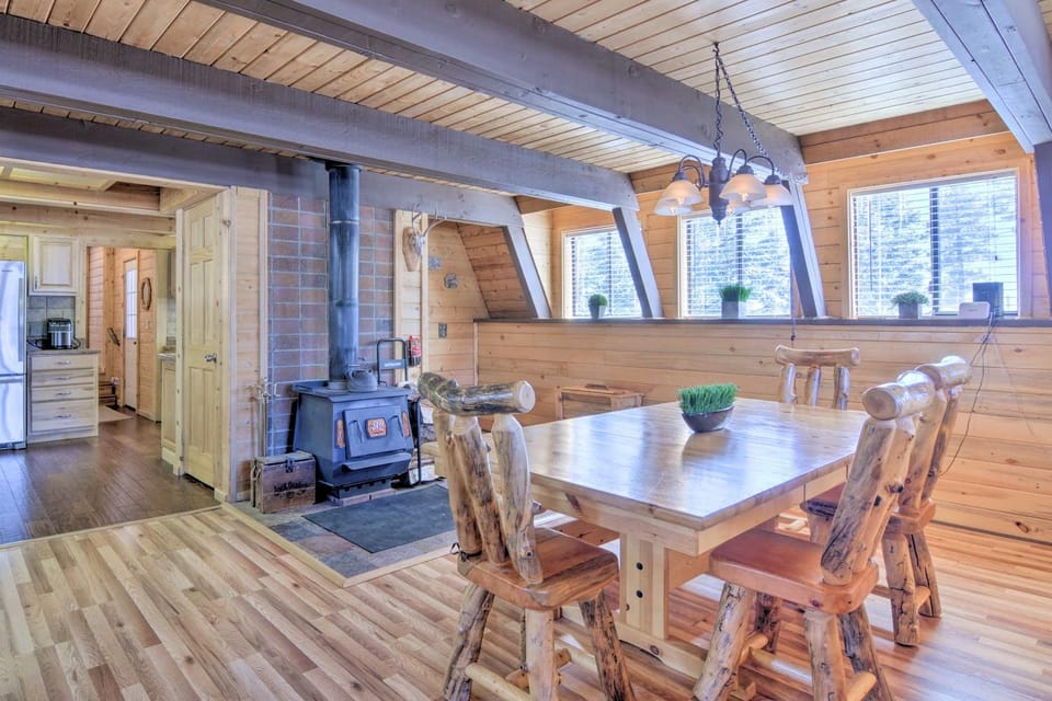 Spacious Duck Creek Village Cabin w/ Hot Tub! Cabin in Utah