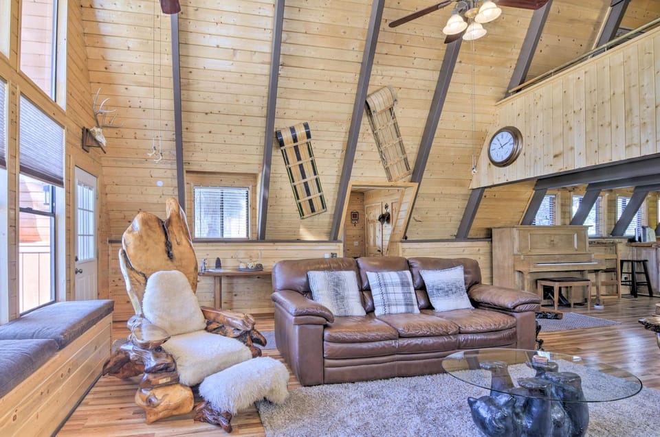 Spacious Duck Creek Village Cabin w/ Hot Tub! Cabin in Utah