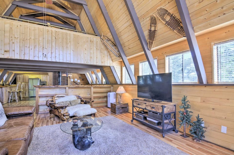 Spacious Duck Creek Village Cabin w/ Hot Tub! Cabin in Utah