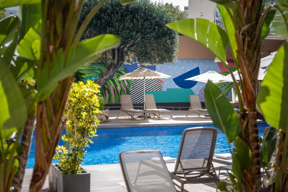 Swimming pool, sunbed