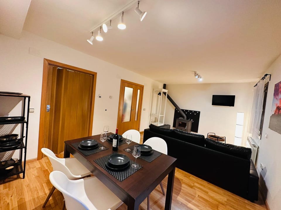 Communal lounge/ TV room, Living room, Seating area, Dining area, Evening entertainment