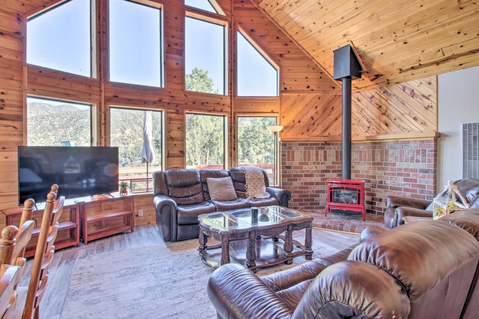Idyllic Frazier Park Cabin: Views, Pool Table Cabin in Pine Mountain Club