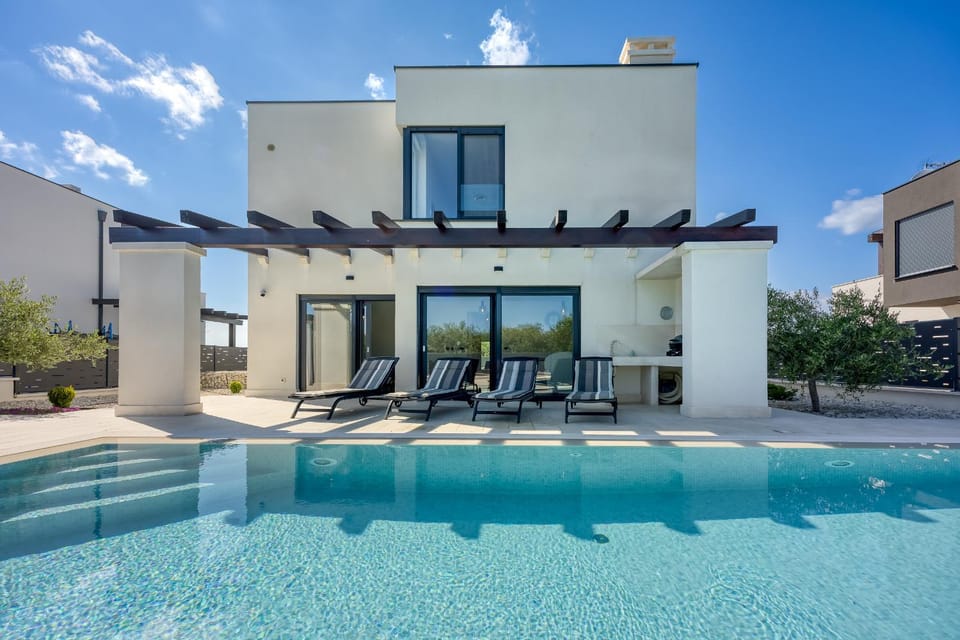 Property building, Garden view, Garden view, Pool view, Pool view, Swimming pool, sunbed