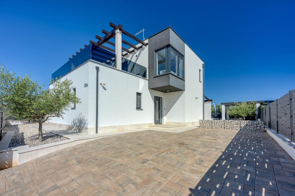 Property building, Patio, Garden, Garden view, Parking