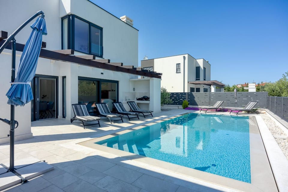 Property building, Staff, Swimming pool, Swimming pool