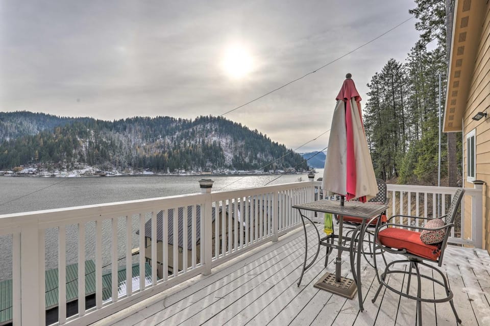 Lake Loon 'Hillside' Cottage w/ Private Deck! House in Washington