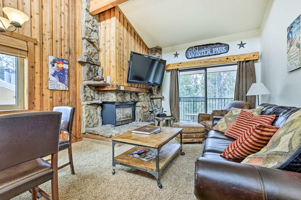 Winter Park Condo w/ Hot Tub, 3 Mi to Slopes! House in Fraser