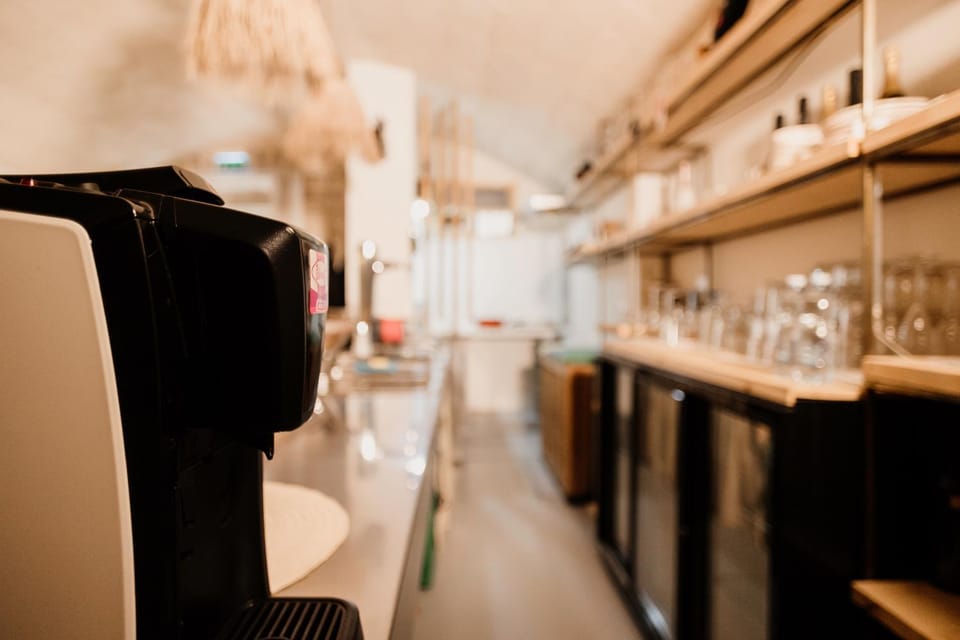 Coffee/tea facilities, Kitchen or kitchenette, stove