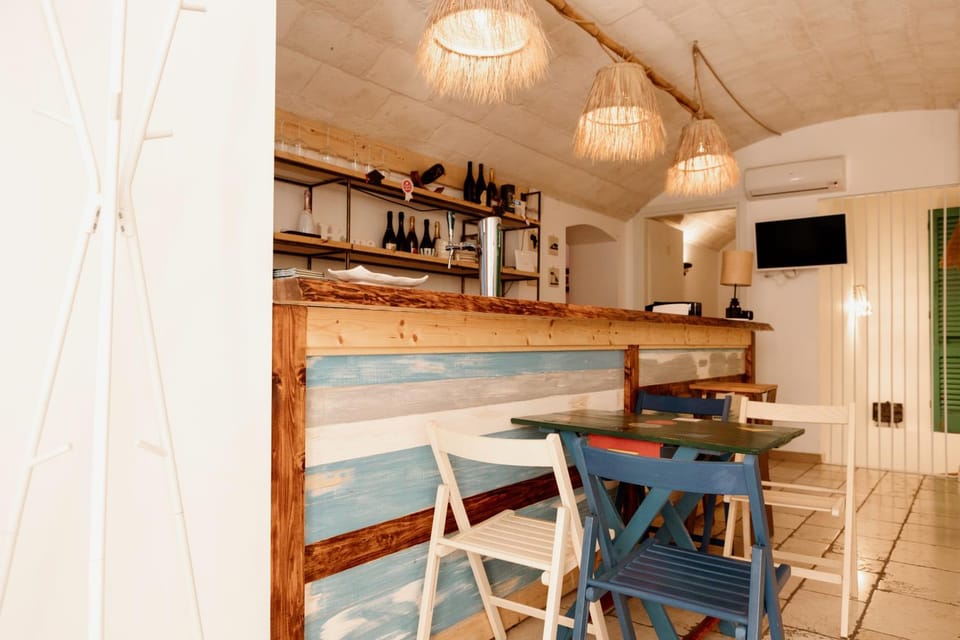 Facade/entrance, TV and multimedia, Kitchen or kitchenette, Living room, Seating area, Dining area, stove
